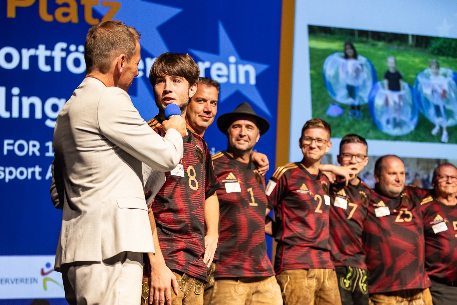 Preisverleihung SdS 2023, Moderator Markus Othmer mit Tobias Bacher, Jugendtrainer beim Vorjahressieger Sportförderverein Egling e.V. und Initiator der Projekt-Idee "Schulsport AG"