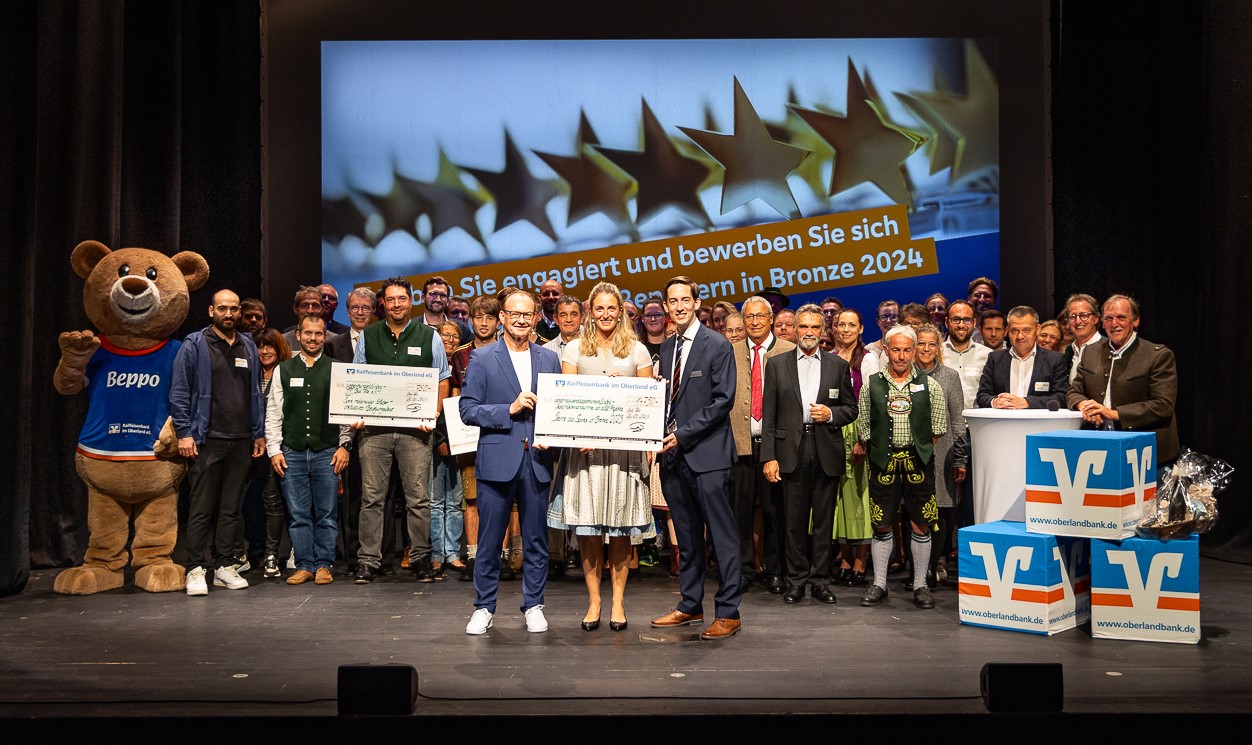 Gruppenfoto von der Jubiläumsgala 2023 mit allen Vereinsvertretern sowie der letztjährigen Schirmherrin Vanessa Hinz und den Vorständen der Raiffeisenbank Manfred Gasteiger und Johannes Paul