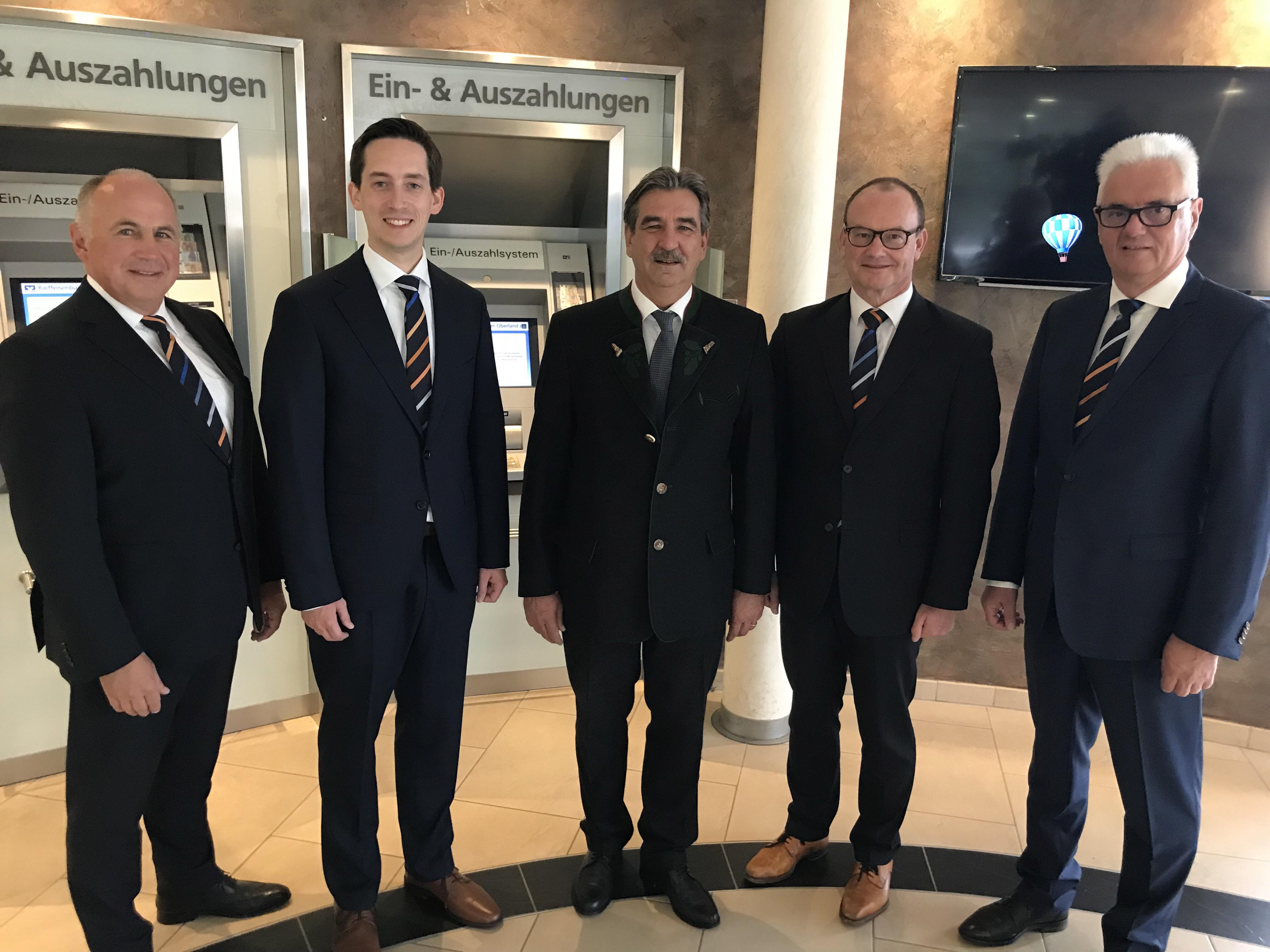 v.l.n.r.: Manfred Klaar*, Johannes Paul*, Franz Xaver Schöttl (neuer Aufsichtsratsvorsitzender), Manfred Gasteiger*, Hansjörg Hegele (Vorstandsvorsitzender) - *Vorstand der Raiffeisenbank im Oberland eG
