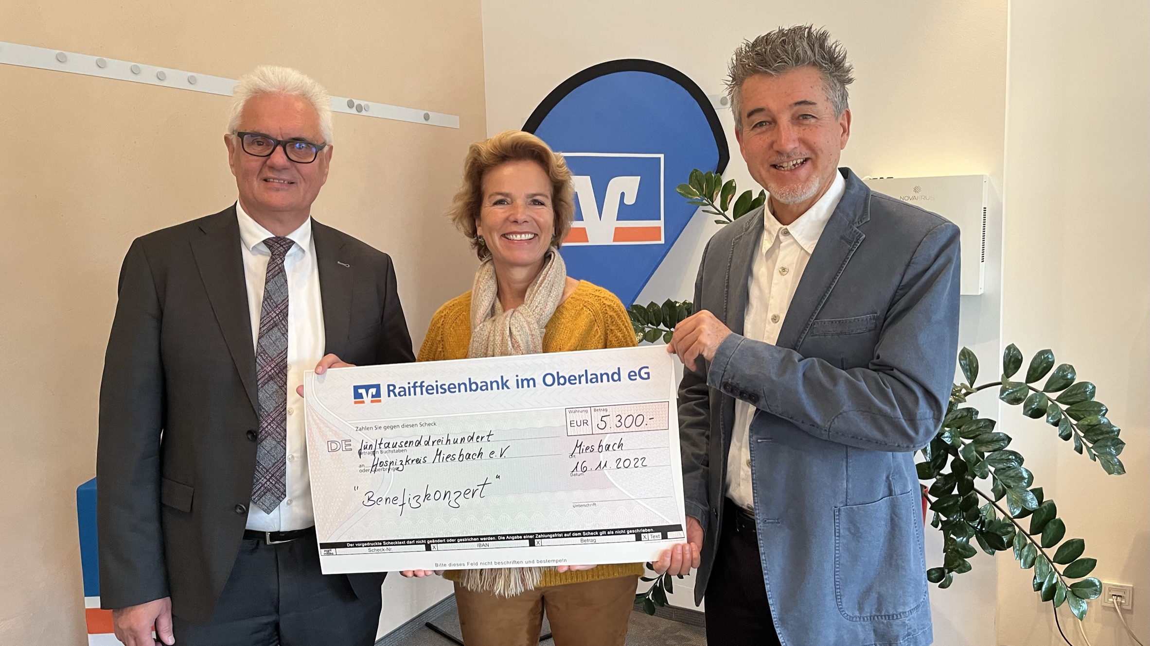 v.l.n.r.: Hansjörg Hegele, Vorstandsvorsitzender der Raiffeisenbank im Oberland eG, Franziska Gräfin von Drechsel, Erste Vorsitzende des Hospizkreis im Oberland, Christof Sturm, Erster Vorsitzender des Pegasus Symphonics e.V. 