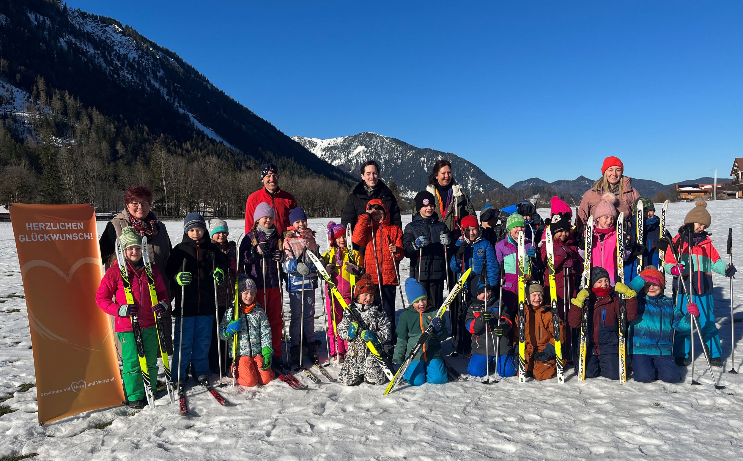 Raiffeisenbank im Oberland eG übergibt Langlaufausrüstungen an Grundschule Bayrischzell
